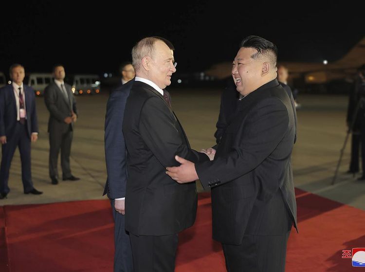 Potret Putin Tiba di Korut, Disambut Hangat Kim Jong Un