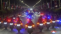 Keduanya kemudian menaiki limusin yang sama yang bergegas menuju Rumah Tamu Negara Kumsusan. (AP Photo/KCNA)