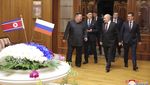 Potret Putin Tiba di Korut, Disambut Hangat Kim Jong Un