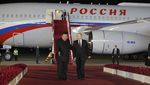 Potret Putin Tiba di Korut, Disambut Hangat Kim Jong Un