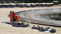 Singapura adalah pusat pelayaran dan pengisian bahan bakar utama kapal yang melintasi Selat Malaka. Sehingga ratusan kapal tersebar di garis pantai selatan negara kota tersebut. REUTERS/Edgar Su