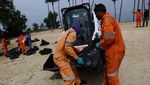 Potret Singapura Berjibaku Bersihkan 400 Ton Tumpahan Minyak dari Pantai