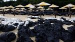 Potret Singapura Berjibaku Bersihkan 400 Ton Tumpahan Minyak dari Pantai