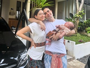 Laura Theux Dihujat Karena Melahirkan di Tanggal Cantik, Suami Beri Penjelasan