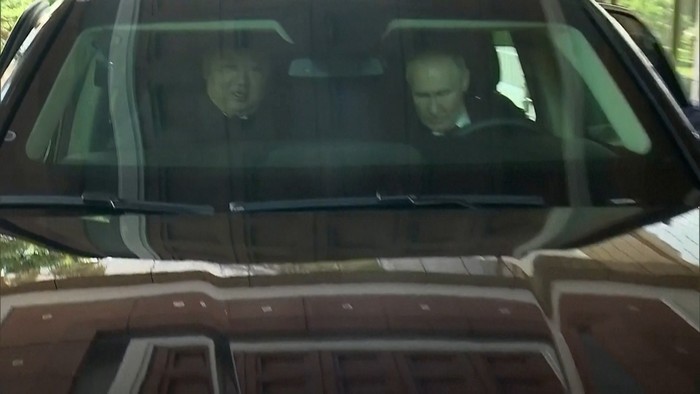 Presiden Rusia, Vladimir Putin, bertemu Presiden Korut, Kim Jong Un di Pyongyang. Putin sempat menyopiri Kim dengan mobil Limosin anti peluru.