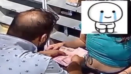 Pria diduga WNA melakukan scam dan membawa raib duit dari toko vape di Desa Adat Pengosekan, Kecamatan Ubud, Gianyar, Bali, Senin (17/6/2024). (Tangkapan layar video viral).