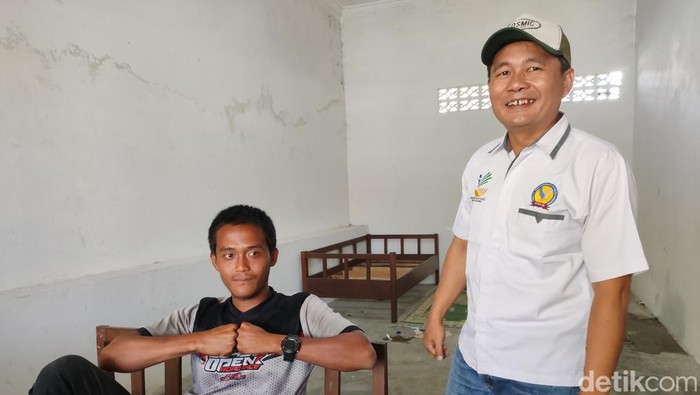 Pria tanpa identitas (sedang duduk) yang diamankan di Rumah Singgah Welas Asih di Wonosari, Gunungkidul, Rabu (19/6/2024).