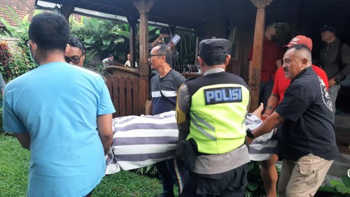 Proses evakusi bule AS yang mencoba bunuh diri di Ubud, Bali, Selasa (18/6/2024).