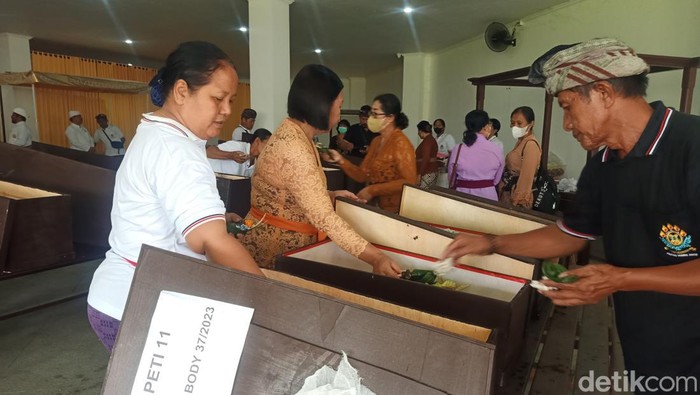 Proses persiapan kremasi 11 jenazah terlantar di Perabuan Dharma Kerti Pura Dalem Desa Adat Kerobokan, Badung, Rabu (19/6/2024).
