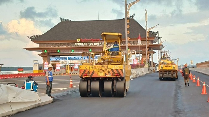 PT Jasamarga Bali Tol (JBT) Bali Mandara melakukan perbaikan ruas jalan di dua titik pada 19 Juni sampai 22 Agustus 2024. (Dok. PT Jasamarga Bali Tol (JBT) Bali Mandara)