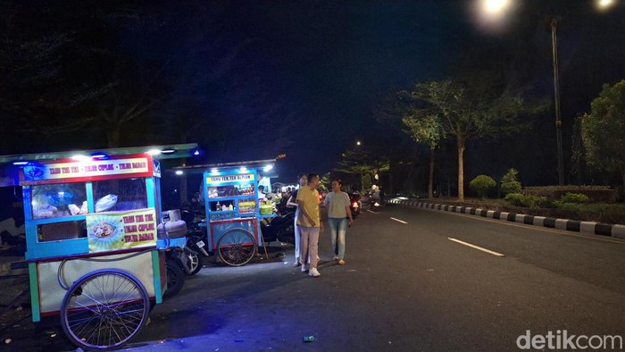 Puluhan PKL memenuhi Jalan Bypass Kota Mataram, Selasa malam (18/6/2024). (Nathea Citra/detikBali)