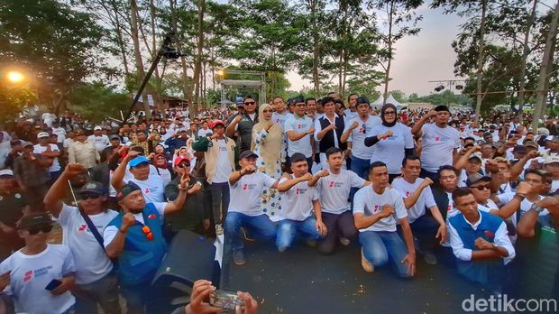 Ribuan relawan Bedas saat memberikan dukungan kepada calon Bupati Bandung, Dadang Supriatna.