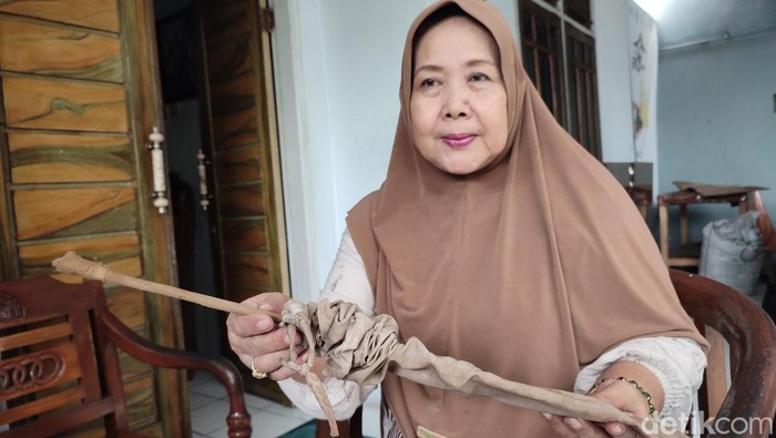Rita menunjukan pecut atau benda seperti ranting pohon yang didapat kakeknya dari Pulo Majeti, konon sebagai sarana Raja Onom datang untuk Tradisi Kuda Kosong.