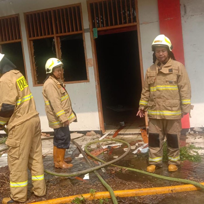 Kobaran Api Melalap Ruang Kelas SMK di Jaktim Diduga Akibat Pembakaran Sampah