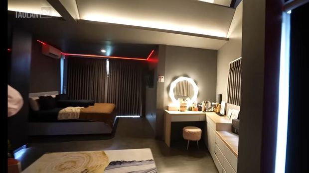 Rumah Onadio Leonardo yang bernuansa gelap