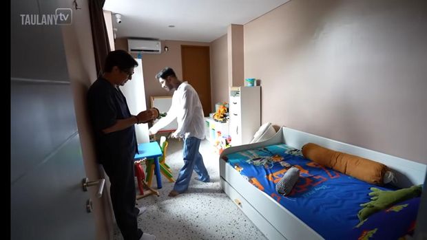 Rumah Onadio Leonardo yang bernuansa gelap