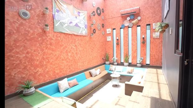 Rumah Onadio Leonardo yang bernuansa gelap