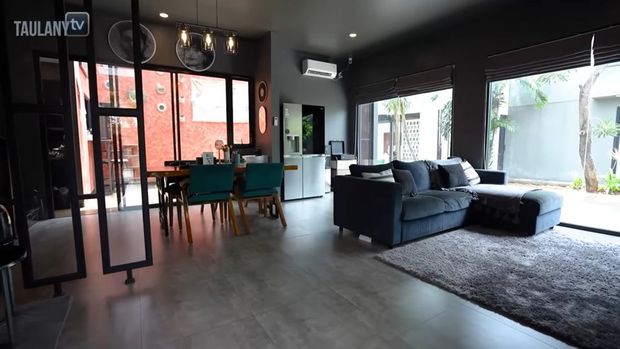 Rumah Onadio Leonardo yang bernuansa gelap