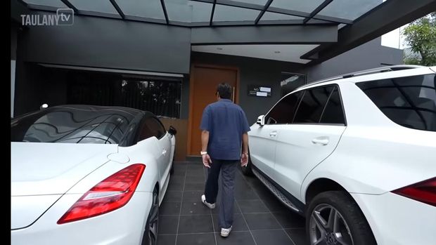 Rumah Onadio Leonardo yang bernuansa gelap
