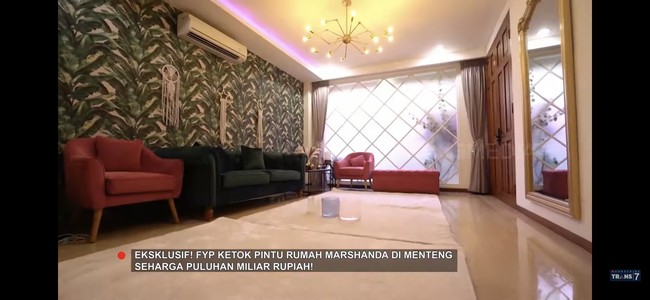 Tampak luar, rumah tersebut hadir dalam desain modern era 90-an. Di dalam rumah, suasananya justru lebih kontras dengan pendekatan desain yang lebih kekinian.  (Foto: Tangkapan Layar/Youtube Trans 7)