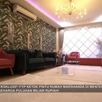 Tampak luar, rumah tersebut hadir dalam desain modern era 90-an. Di dalam rumah, suasananya justru lebih kontras dengan pendekatan desain yang lebih kekinian.  (Foto: Tangkapan Layar/Youtube Trans 7)