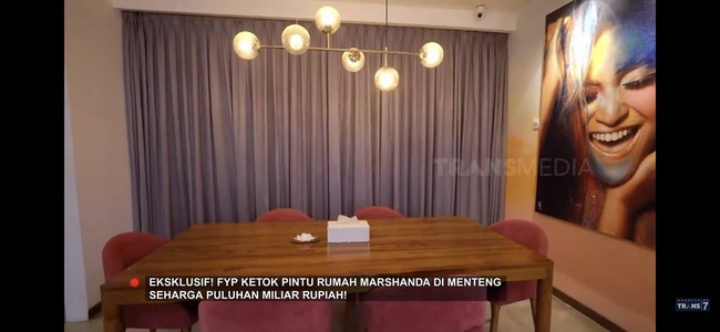 Suka mengundang teman ke rumah, ia memastikan meja makan cukup untuk menampung orang yang banyak. Area tersebut dihiasi sebuah potret besar wajah Marshanda sebagai focal point.  Foto: Tangkapan Layar/Youtube Trans 7
