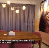 Suka mengundang teman ke rumah, ia memastikan meja makan cukup untuk menampung orang yang banyak. Area tersebut dihiasi sebuah potret besar wajah Marshanda sebagai focal point.  Foto: Tangkapan Layar/Youtube Trans 7