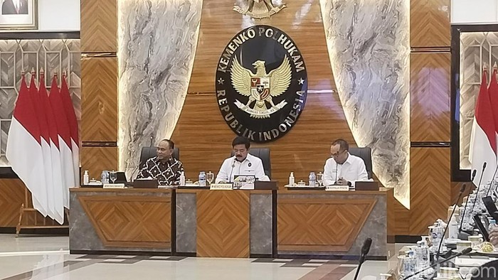 Satgas Pemberantasan Judi Online menggelar rapat koordinasi tingkat menteri pemberantasan judi online di Kantor Kemenko Polhukam, Jalan Medan Merdeka Barat, Jakarta Pusat, hari ini, Rabu (19/6/2024). Rapat dipimpin Menko Polhukam Hadi Tjahjanto selaku Ketua Satgas. (Ammar/detikcom).