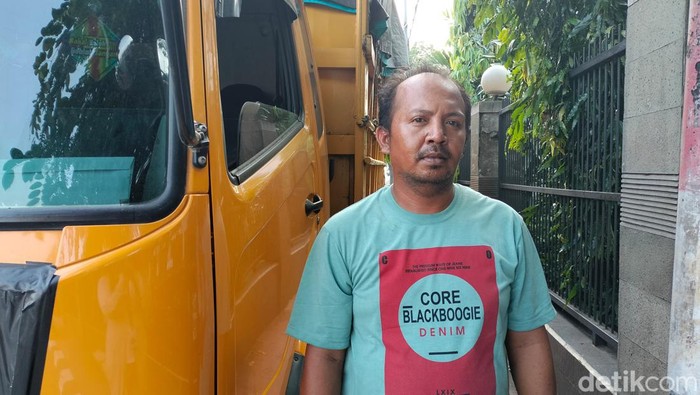 Satu unit truk ditabrak mobil sport Porsche Cayman dari belakang. Sopir mengatakan truk berhenti perlahan usai Porsche menabrak. (Astrid Meishella/detikcom)