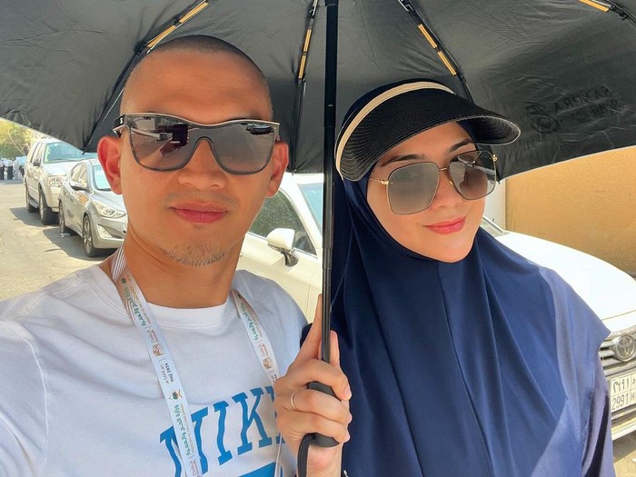 Selebritas haji Artis gunduli rambut usai menunaikan ibadah haji.
