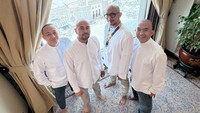 Raffi Ahmad dan 3 karyawannya juga menggunduli rambut mereka setelah menyelesaikan rangkaian ibadah haji. Foto: dok. Instagram