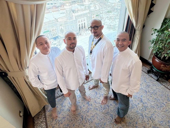 Artis gunduli rambut usai menunaikan ibadah haji.