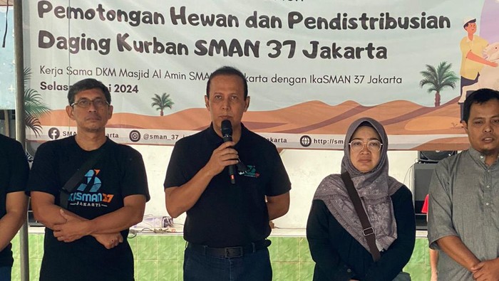 Ketua Umum Ikasman (Ikatan Alumni SMA Negeri) 37 Jakarta, Komjen Pol (Purn) Boy Rafli Amar menyerahkan hewan kurban kepada panitia pemotongan hewan Kurban SMA Negeri 37 Jakarta di Kebon Baru, Jakarta Selatan, Selasa (18/6/2024).
