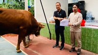 Ketua Umum Ikasman (Ikatan Alumni SMA Negeri) 37 Jakarta, Komjen Pol (Purn) Boy Rafli Amar menyerahkan hewan kurban kepada panitia pemotongan hewan kurban SMA Negeri 37 Jakarta di Kebon Baru, Jakarta Selatan, Selasa (18/6/2024).