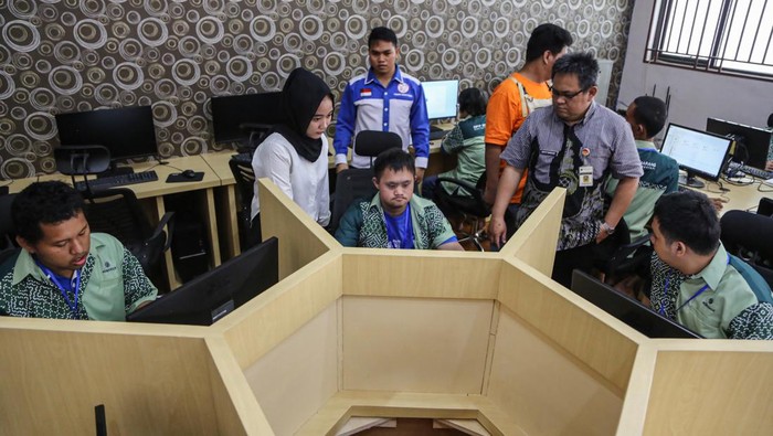 Semangat Penyandang Disabilitas Ikut Pelatihan Komputer Sejumlah peserta penyandang disabilitas mengikuti pelatihan komputer berbasis kompetensi basic office (TMT) di Laboratorium SMKN 10, Semarang, Jawa Tengah, Rabu (19/6/2024). Kegiatan yang diselenggarakan oleh Balai Besar Pelatihan Vokasi dan Produktivitas (BBPVP) Kota Semarang bersama Komunitas Sahabat Difabel tersebut bertujuan untuk memberikan keterampilan serta meningkatkan keahlian kepada peserta guna mendorong terciptanya lapangan kerja bagi para penyandang disabilitas. ANTARA FOTO/Makna Zaezar/rwa.