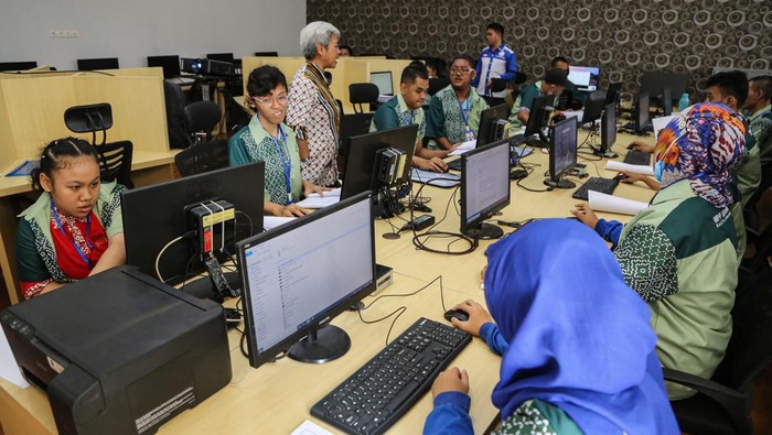 Sejumlah peserta penyandang disabilitas mengikuti pelatihan komputer berbasis kompetensi basic office (TMT) di Laboratorium SMKN 10, Semarang, Jawa Tengah, Rabu (19/6/2024). Kegiatan yang diselenggarakan oleh Balai Besar Pelatihan Vokasi dan Produktivitas (BBPVP) Kota Semarang bersama Komunitas Sahabat Difabel tersebut bertujuan untuk memberikan keterampilan serta meningkatkan keahlian kepada peserta guna mendorong terciptanya lapangan kerja bagi para penyandang disabilitas. ANTARA FOTO/Makna Zaezar/rwa.