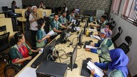 Sejumlah peserta penyandang disabilitas mendengarkan arahan instruktur saat mengikuti pelatihan komputer berbasis kompetensi basic office (TMT) di Laboratorium SMKN 10, Semarang, Jawa Tengah, Rabu (19/6/2024).