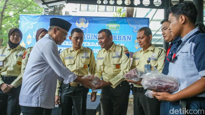 Semringah Zulhas Salurkan Paket Hewan Kurban Semringah Zulhas Salurkan Paket Hewan Kurban