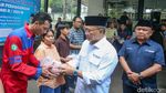 Semringah Zulhas Salurkan Paket Hewan Kurban