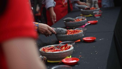Serunya Lomba Ngulek Cabai di PRJ Kemayoran