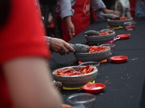 Serunya Lomba Ngulek Cabai di PRJ Kemayoran