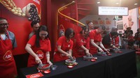 Felicia Julian, Marketing, R&D Director, ABC Indonesia,  Mira Buanawati, Legal Counsel, Head of Corporate & Regulatory Affairs, ABC Indonesia, Ussy Sulistiawaty, Celebrity Mom & Influencer, Ivan Lu, perwakilan management ABC  dan Shinta, konsumen/pengunjung Booth ABC di PRJ 2024 melakukan lomba mengulek cabe di booth ABC, JIEXPO Kemayoran, Jakarta, Rabu (19/6/2024).