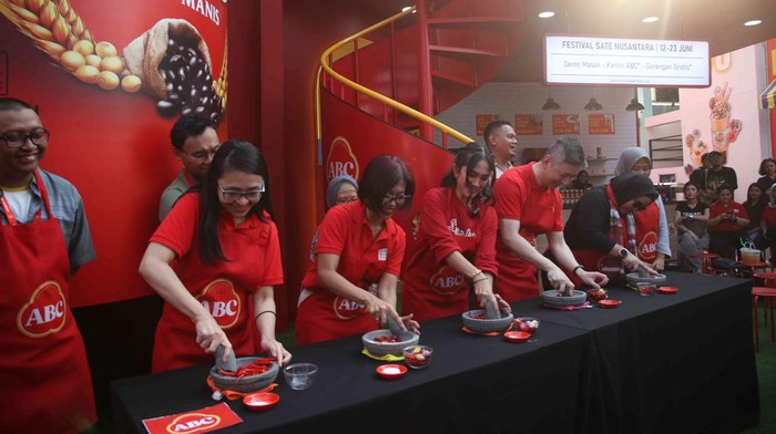 Serunya Lomba Ngulek Cabe di PRJ Kemayoran Felicia Julian, Marketing, R&D Director, ABC Indonesia,Β Mira Buanawati, Legal Counsel, Head of Corporate & Regulatory Affairs, ABC Indonesia, Ussy Sulistiawaty, Celebrity Mom & Influencer, Ivan Lu, perwakilan management ABCΒ dan Shinta, konsumen/pengunjung Booth ABC di PRJ 2024 melakukan lomba mengulek cabe di booth ABC, JIEXPO Kemayoran, Jakarta, Rabu (19/6/2024).