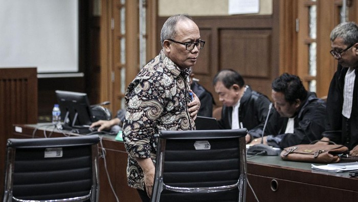 Terdakwa kasus pemerasan dan gratifikasi di Kementerian Pertanian yang juga mantan Menteri Pertanian Syahrul Yasin Limpo usai menjalani sidang lanjutan di Pengadilan Tipikor, Jakarta, Rabu (19/6/2024). Sidang tersebut beragendakan mendengar keterangan saksi mahkota yakni mantan Sekjen Kementan Kasdi Subagyono dan mantan Direktur Alat dan Mesin Pertanian Kementan Muhammad Hatta.