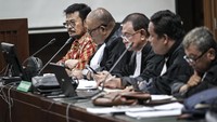 SYL didakwa menerima gratifikasi dan memeras anak buah yang totalnya mencapai Rp 44,5 miliar. SYL didakwa melakukan perbuatan itu bersama Sekjen Kementan nonaktif Kasdi dan mantan Direktur Kementan Hatta. Namun ketiganya diadili dalam berkas terpisah.  