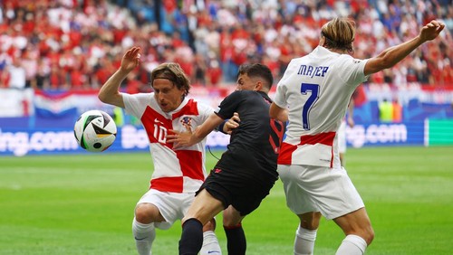 Soccer Football - Euro 2024 - Group B - Croatia v Albania - Hamburg Volksparkstadion, Hamburg, Germany - June 19, 2024 Albanias Jasir Asani in action with Croatias Luka Modric and Lovro Majer REUTERS/Lisi Niesner