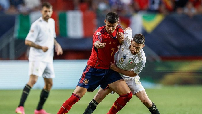 Spains forward Alvaro Morata (C) fights for the ball with Italys midfielder Jorginho  during the UEFA Nations League semi final football match between Spain and Italy at the De Grolsch Veste Stadium in Enschede on June 15, 2023. (Photo by KENZO TRIBOUILLARD / AFP)