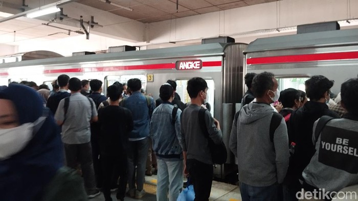 Stasiun Manggarai kembali dipadati penumpang usai libur panjang Idul Adha. KAI Commuter Indonesia (KCI) mengatakan volume penumpang kembali normal. (MI Fawdi/detikcom)