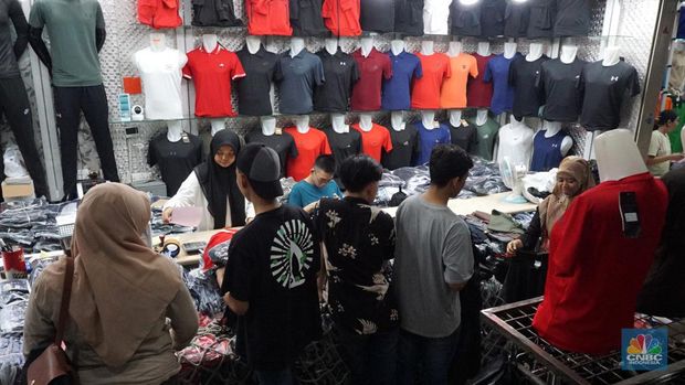Suasana pengunjung dan penjual pakaian di Pasar Tanah Abang, Jakarta, Rabu, (19/6/2024). (CNBC Indonesia/Muhammad Sabki)