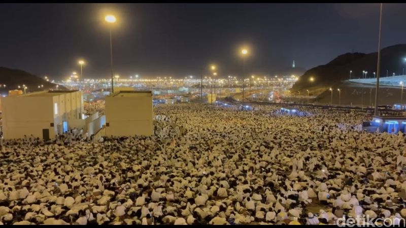 Suasana saat Mabit di Muzdalifah pada musim haji 2024.